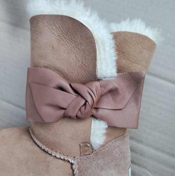 UGG | Daelynn Chestnut Shearling Boot w/ Bows Size 6 Womens - Picture 8 of 15